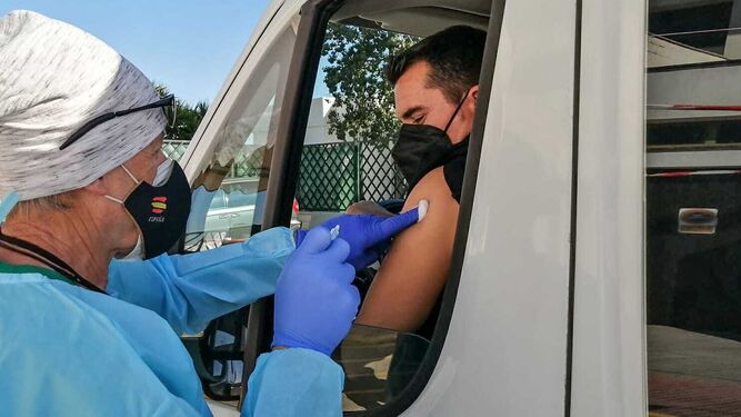 Una persona recibe la vacuna del Covid en uno de los puntos de vacunación de Chiclana.