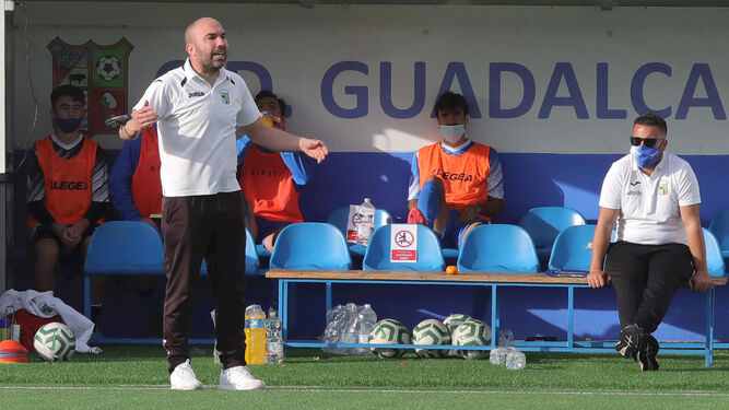 Diego Galiano, entrenador del Guadalcacín, en el banquillo en un partido del pasado curso.
