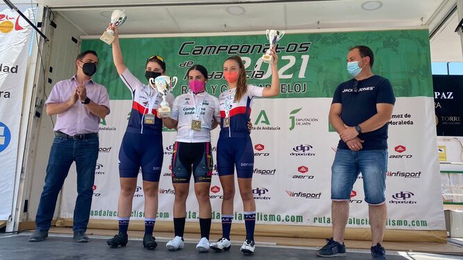 El equipo cadete femenino del RuleCycling Movijerez, en el podio con su trofeo.