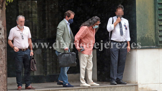 Diego 'El Cigala' sale de los juzgados de Jerez tras prestar declaración ante el juez.