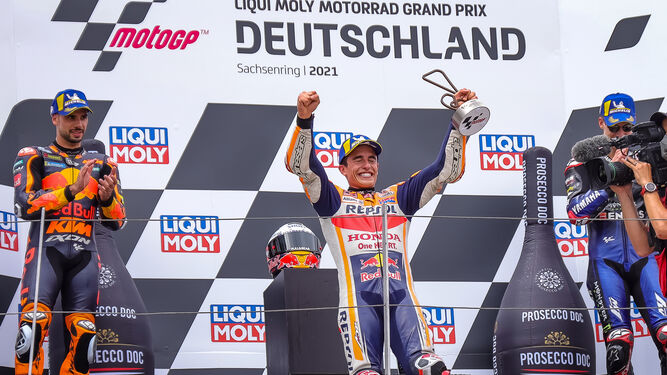 Márquez celebra con rabia en el podio su gran victoria en el Gran Premio de Alemania.