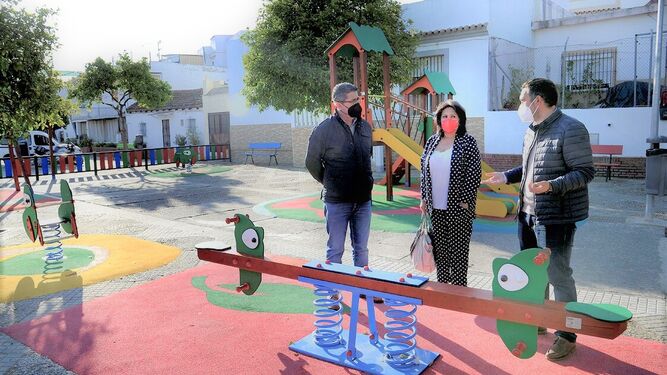 Jesús Alba y la delegada de Alcaldía de Torremelgarejo, en la inauguración del parque.