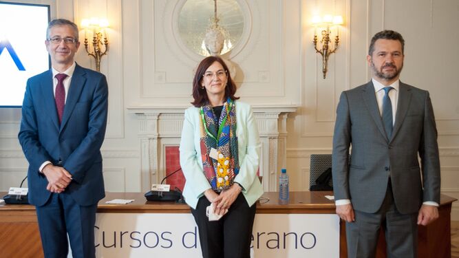 Pablo Hernández de Cos, Cani Fernández y Rodrigo Buenaventura, ayer, en el Palacio de la Magdalena, en Santander.
