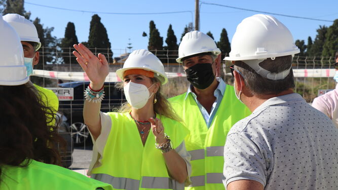 La delegada del gobierno andaluz en la provincia, Ana Mestre, durante su visita a la barriada de José Antonio.