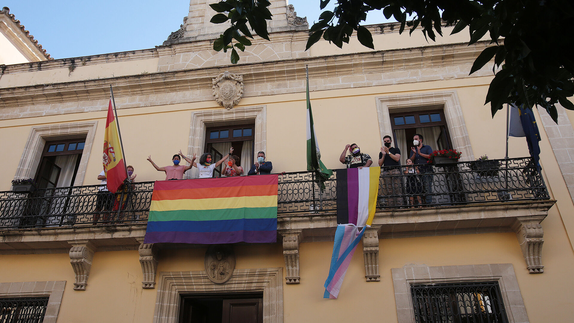 Adem&aacute;s de la bandera arcoiris se colgaron la trans.