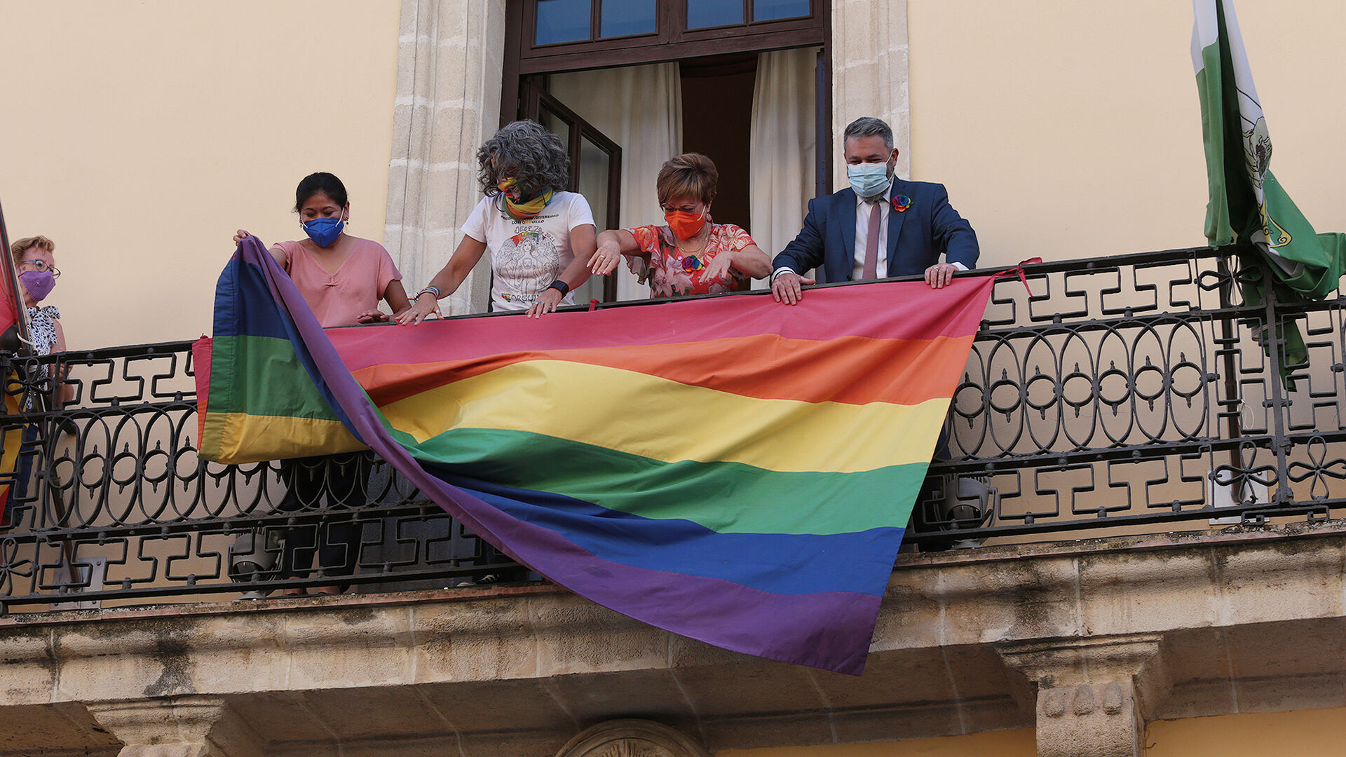 Ediles del gobierno y la presidenta de Jerelesgay colocando la bandera arco&iacute;ris.