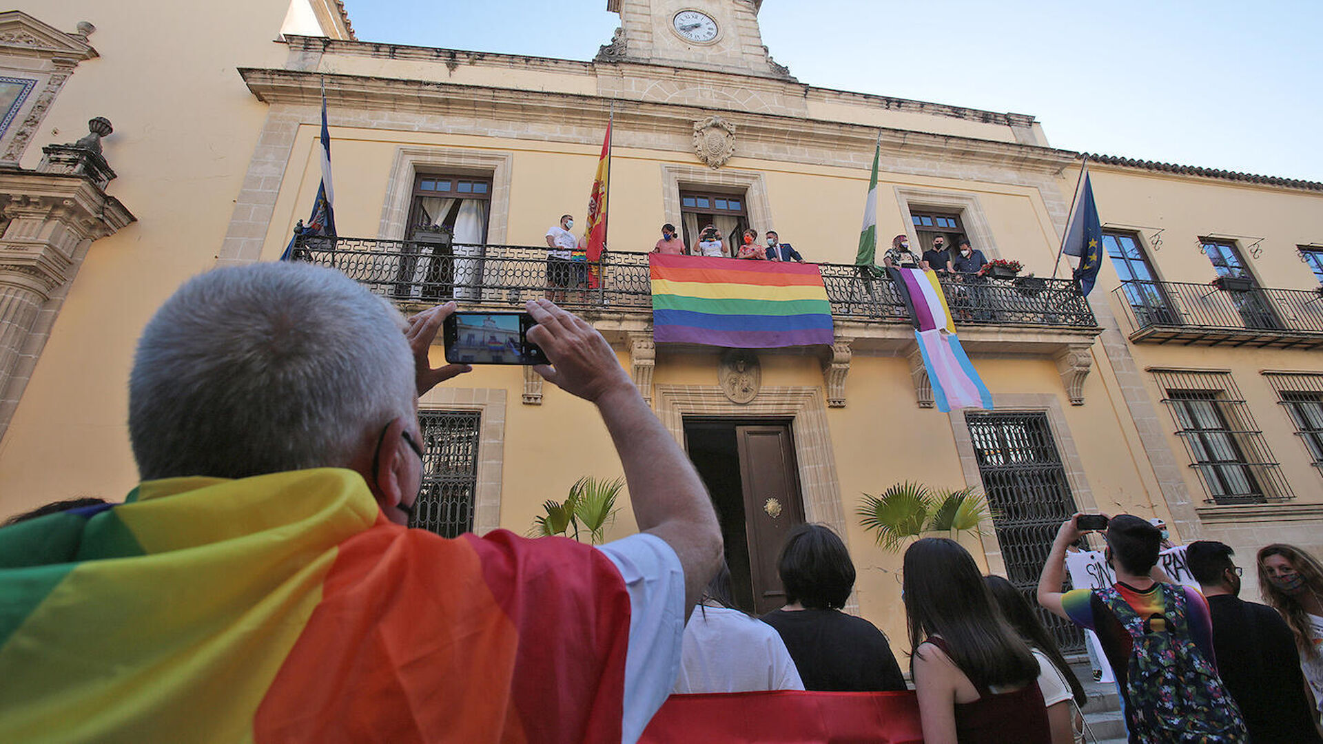 Por la tarde se iz&oacute; la bandera arco&iacute;ris en la fachada principal del Ayuntamiento.