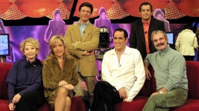 Equipo de colaboradores de 'Tómbola', el precursor de 'Sálvame', con su presentador, Ximo Rovira, en los programas del corazón.