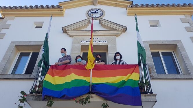 La bandera arcoíris, en el balcón del Ayuntamiento de Guadalcacín.