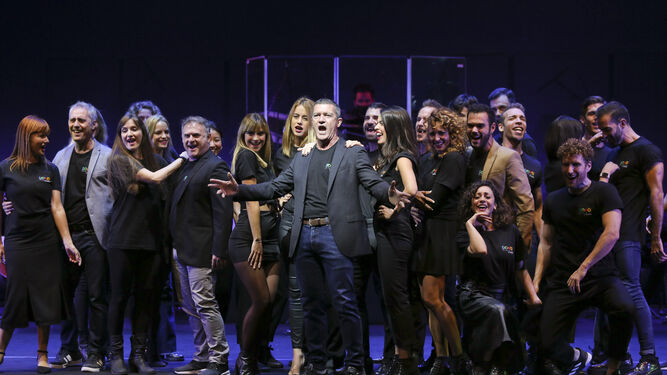 Antonio Banderas, con su compañía, en la presentación de ‘Company’ celebrada en el Teatro del Soho a modo de adelanto en octubre de 2020.