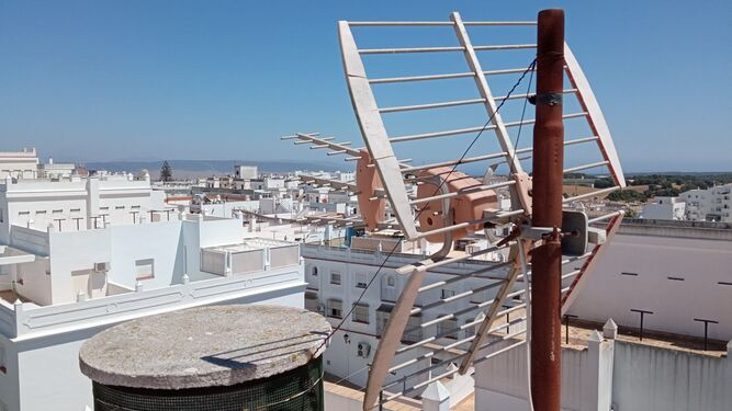 Una antena orientada al repetidor del Retín, frente a la que está la costa de Marruecos.