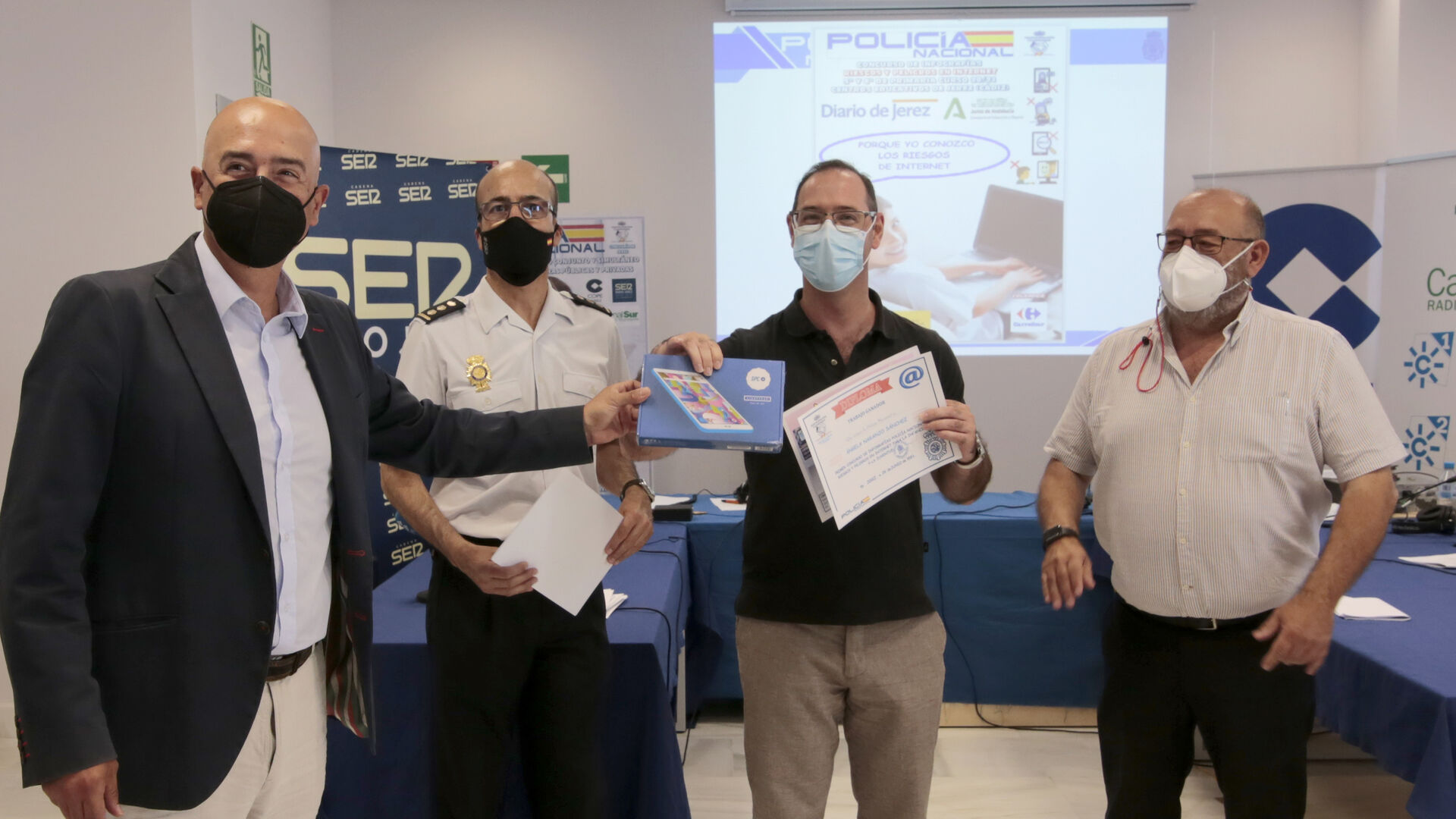 Premios del concurso escolar de infograf&iacute;as sobre riesgos de internet de Diario de Jerez y Policia Nacional