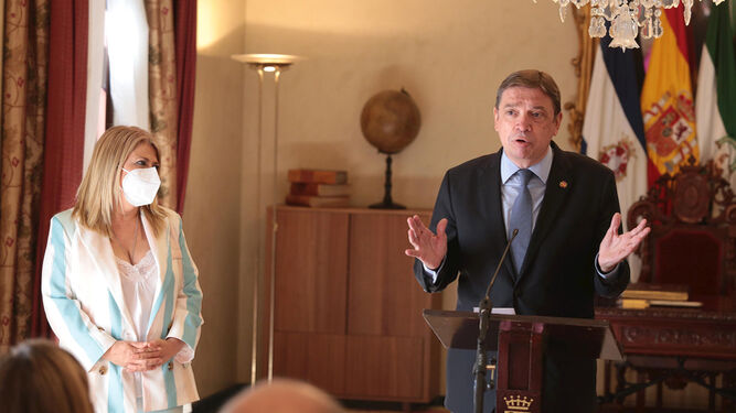 El ministro de Agricultura junto a la alcaldesa de Jerez en su visita a la ciudad a principios de junio.