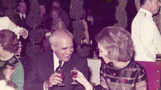 Cantos Ropero y la entonces Princesa Sofía brindan con vino de Jerez en los jardines del restaurante El Bosque.
