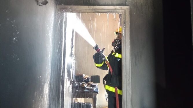 Un bombero, durante la actuación de ayer en Chiclana.