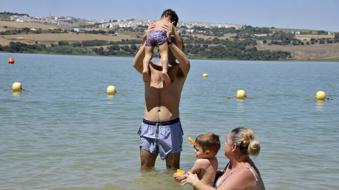 Una familia disfrutando estos día de la playita, en el Lago de Arcos.