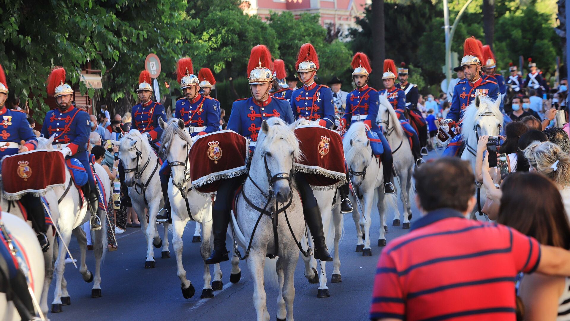 Desfile del Escuadr&oacute;n de Caballer&iacute;a de la Guardia Real por las calles de Jerez