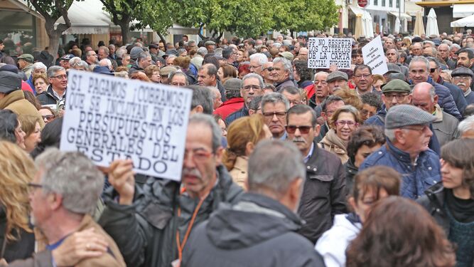 Retrospectiva de una movilización de la Marea de Pensionistas de Jerez en le centro de la ciudad.