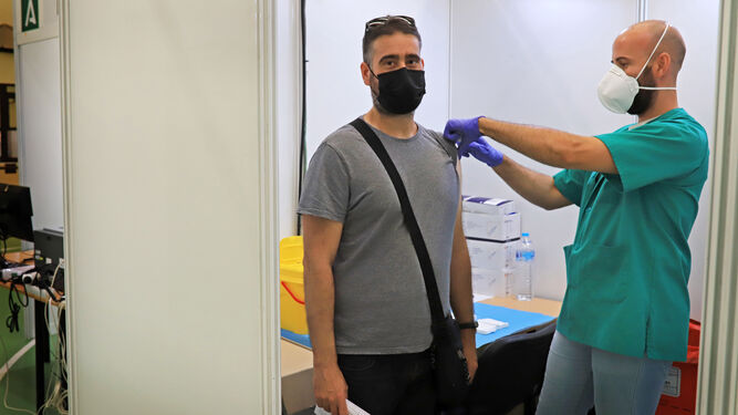 Un jerezano vacunándose con Janssen en el Vega Veguita, este martes.