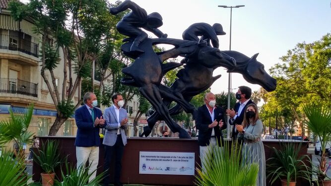 La inauguración del monumento dedicado a las carreras de caballos de Sanlúcar.