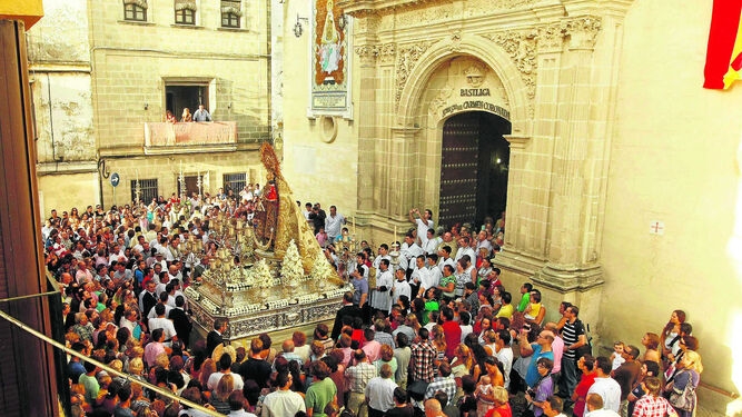 La Virgen del Carmen Coronada saliendo a las calles de Jerez.