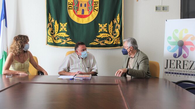 El alcalde de Olvera, Francisco Párraga, y la concejala-delegada de Turismo, Remedios Palma, con Paco Camas.