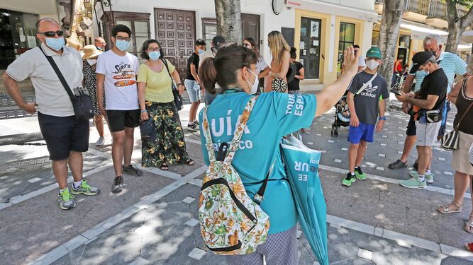 Turistas con una guía por el centro de Jerez.