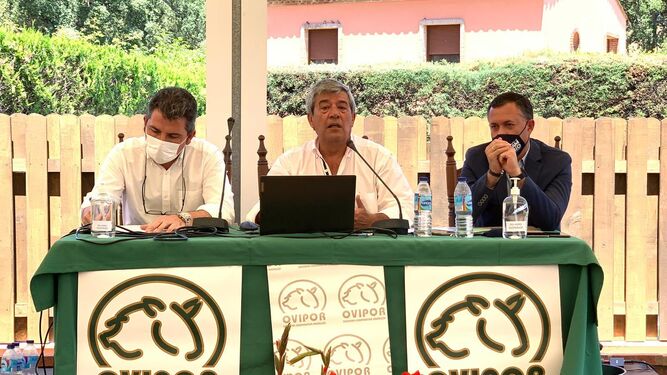 Alvaro Burgos, delegado de Agricultura;  Agustín González, presidente de Ovipor y Jose Enrrique Borrallo, delegado provincial de Desarrollo Rural de Huelva, su Asamblea General ordinaria de 2021.