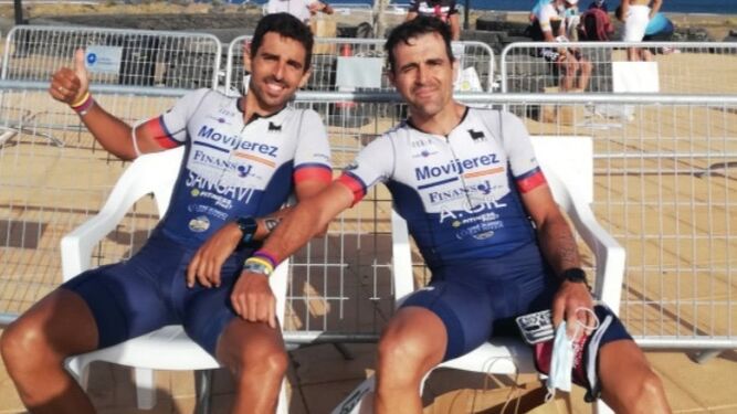 Manuel Sánchez Gavilán y Álvaro Gil, en Lanzarote tras el Ironman disputado en la isla canaria.