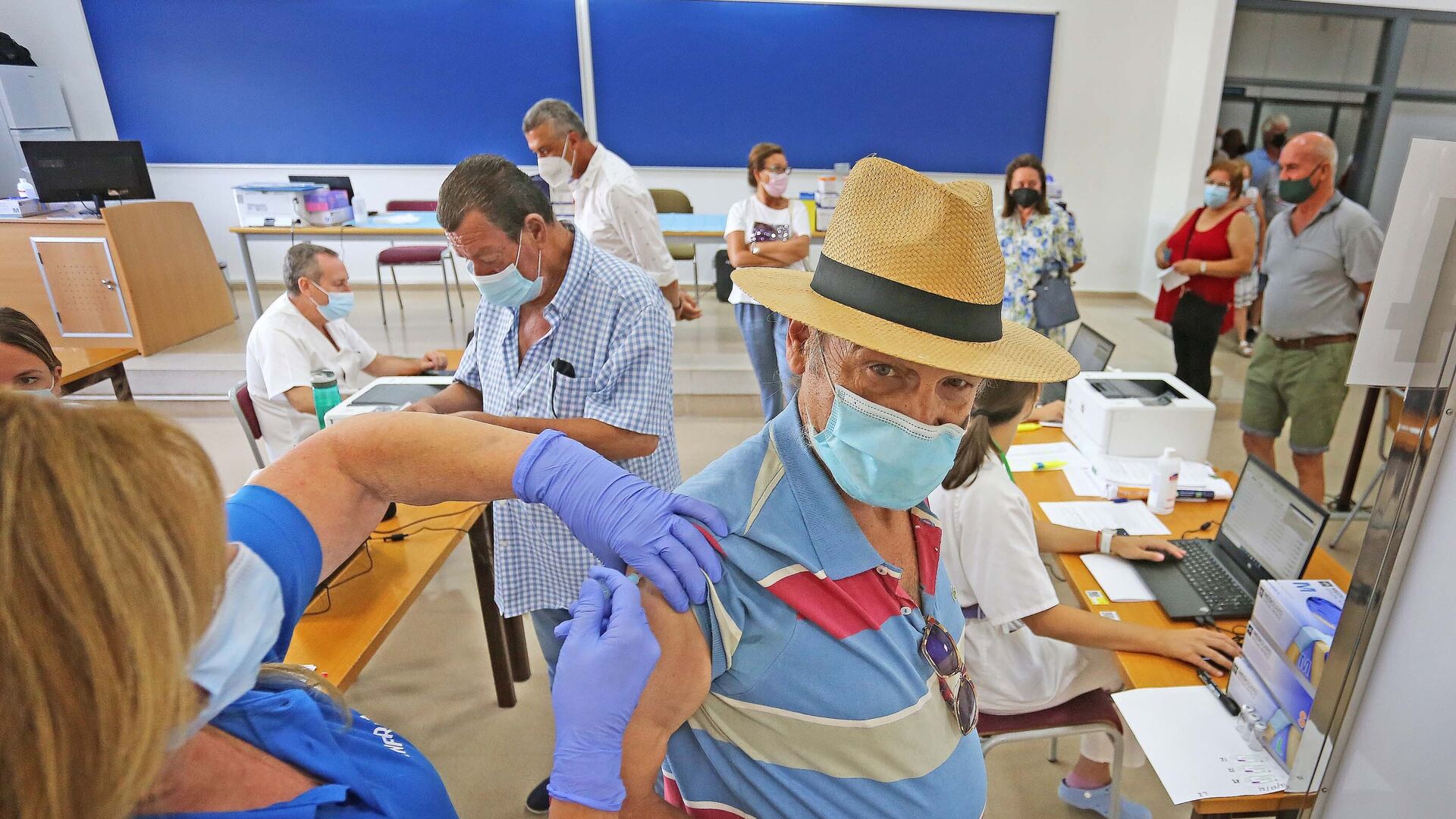 Vacunaci&oacute;n masiva en el campus de la UCA en Jerez