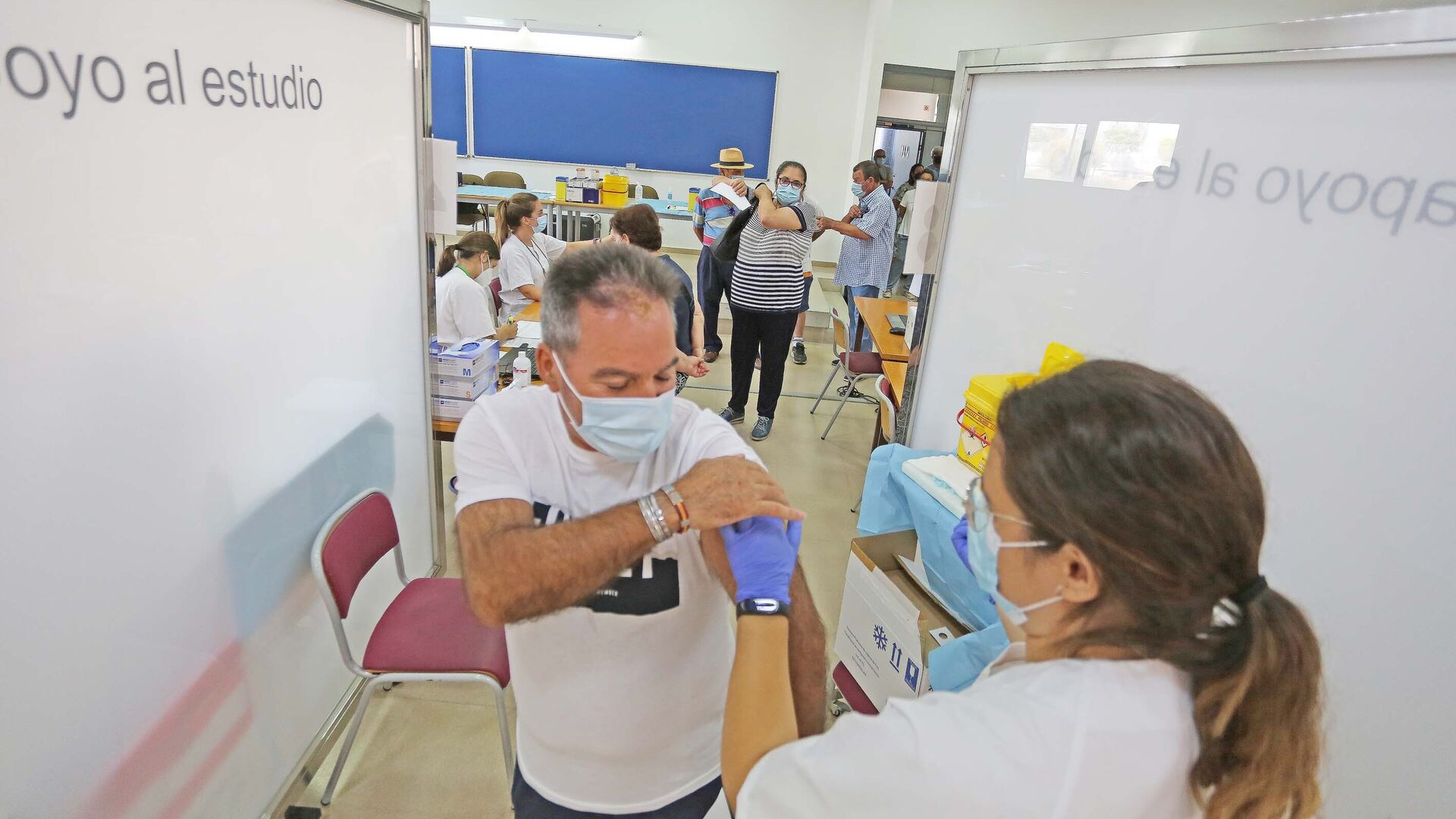 Vacunaci&oacute;n masiva en el campus de la UCA en Jerez