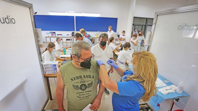 Imagen de la vacunación masiva en el campus de la UCA en Jerez, este lunes.