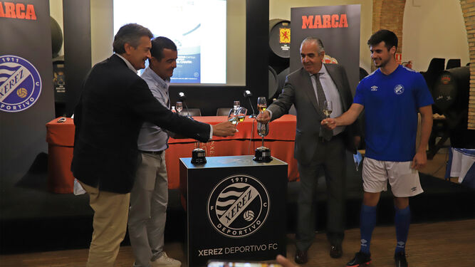 César Saldaña, José Pérez Herrera, Ignacio de la Calle y Curro Rivelott, en la presentación del Trofeo de la Vendimia.