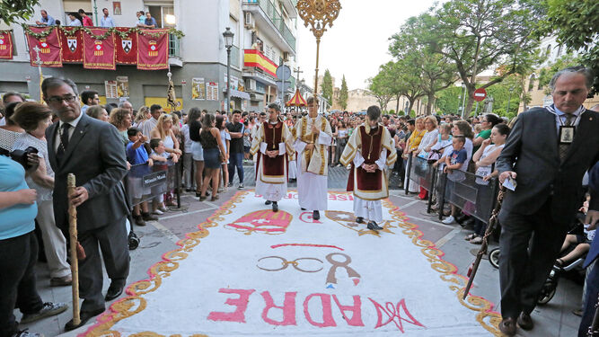 Cortejo de la procesión de la Virgen del Carmen con el tintinábulo basilical al fondo.