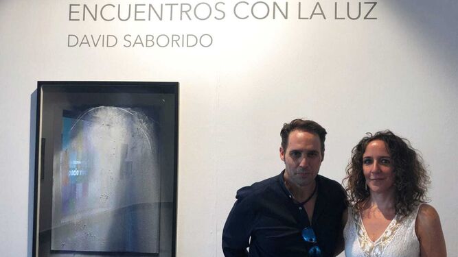 David Saborido, junto a la directora de la galería, Macarena Alés.