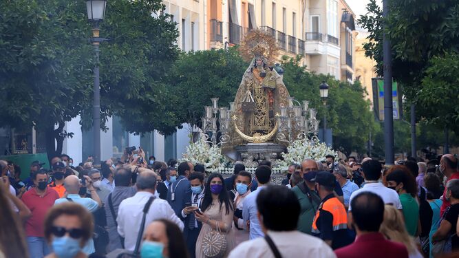 La Virgen del Carmen, rodeada de fieles a su paso por la calle Larga.