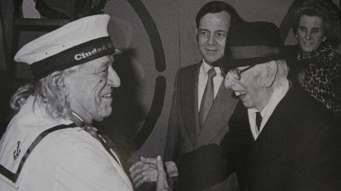 Alberti y Pemán se saludan de manera cariñosa durante el pregón de Carnaval del primero en 1981.