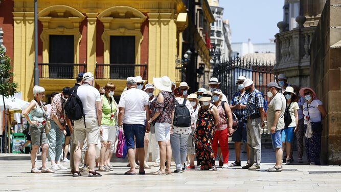 Vista de un grupo de turistas en el centro de Málaga.