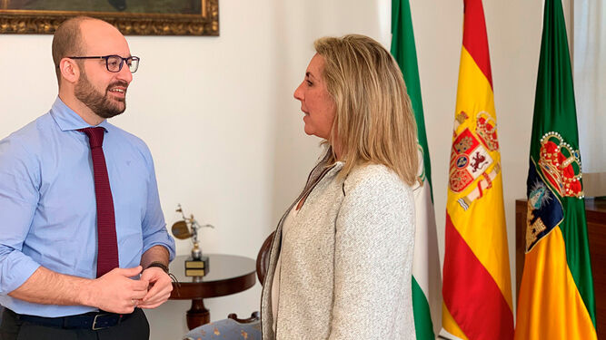 El alcalde, Germán Beardo, con la presidenta de Impulsa El Puerto, Marina Peris.