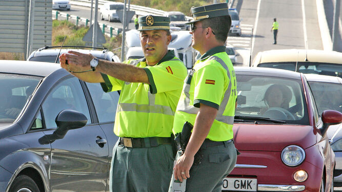 Guardia civiles en un control en las inmediaciones de Jerez.