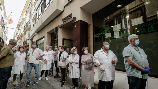 Facultativos y personal del centro de salud Mentidero de Cádiz en una protesta por la saturación del sistema en octubre del año pasado.