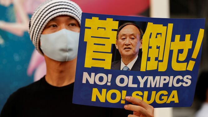 Un joven, durante una de las multitudinarias protestas contra los Juegos en Tokio.