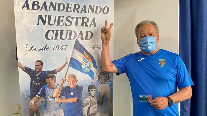 Pedro Pacheco hace el signo de la victoria en la sede del Xerez CD en La Granja.