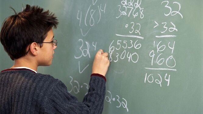 Un alumno realiza un ejercicio de Matemáticas en la pizarra.