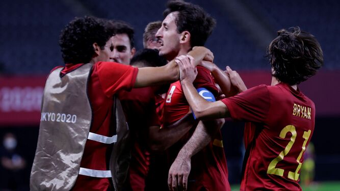 Varios jugadores de la selección española de fútbol se abrazan a Oyarzabal tras su gol.