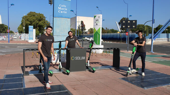 Equipo de Ssolum en la estación para patinetes eléctricos en el Parque Científico y Tecnológico Cartuja (PCT Cartuja), en Sevilla.
