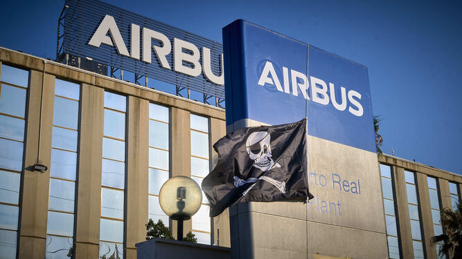 Los trabajadores de Airbus Puerto Real han colocado una bandera pirata en la puerta principar de la factoría