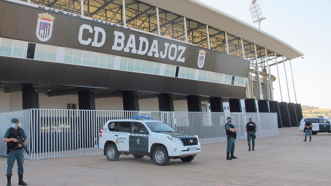 La Guardia Civil, a las puertas del estadio Nuevo Vivero de Badajoz esta mañana.