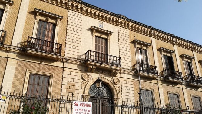 El cartel de 'Se vende' en el Palacio de los Condes de Puerto Hermoso, sede de la antigua comisaría de policía
