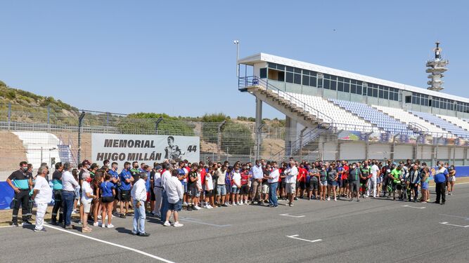Los pilotos, todo el personal de sus equipos y del Circuito rindieron homenaje a Hugo Millán en un acto al que asistieron sus padres.